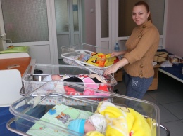 Запорожских тройняшек выписали домой через четыре месяца после рождения - фото