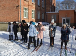 В Лубнах ученики и учителя на большой перемене играют в зимние игры