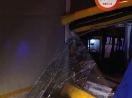 В Киеве на Кольцевой столкнулись грузовик и маршрутка: пассажира из салона вырезали спасатели (обновлено)