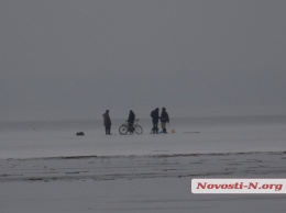 В Николаеве тонкий лед на лимане не пугает рыбаков: они отходят от берега на 300 метров