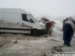 В Харьковской области микроавтобус врезался в застрявшую в сугробе "Таврию", 4 пострадавших