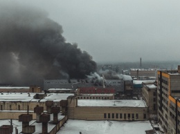 В Киеве уже 7 часов тушат пожар возле "Дарынка". Появилось фото и видео с высоты птичьего полета