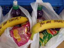Меган Маркл оставила секс-работницам послания на бананах