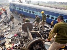 Семеро погибших в результате схода с рельсов пассажирского поезда в Индии