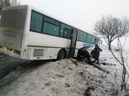 ДТП на Днепропетровщине: пассажирский автобус съехал в кювет