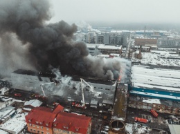 Спасатели предупредили об угрозе обвала конструкций после пожара на складах в Киеве