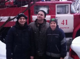 В Харькове бойцы ГСЧС спасли школьников из ледяного болота