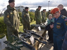 Детство с автоматом: оккупанты Крыма учат школьников пользоваться оружием