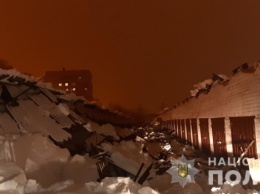 В Харькове под снегом обрушилась крыша гаражного кооператива, двое мужчин госпитализированы