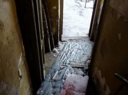 В одном из домов на Днепропетровщине в подъезд течет канализация