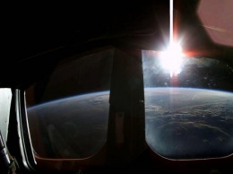 «Космос захвачен»: Отражение Солнца в стекле шаттла «Колумбия» выдало лицо пилота-пришельца