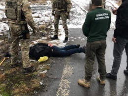 В Житомирской обл. двое мужчин продавали похищенное из воинской части оружие