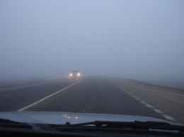 Густой туман и скользкий асфальт - водителей предупредили о новых опасностях