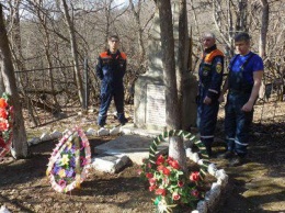 Крымские спасатели приводят в порядок памятники войны в труднодоступных горных местах полуострова