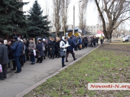 Горожане выстроились в огромные очереди к «Николаевской электроснабжающей компании»: некоторым становилось плохо, к ним вызывали «скорые»