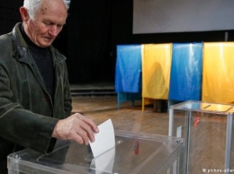 С чем идут на выборы Порошенко, Тимошенко и Зеленский
