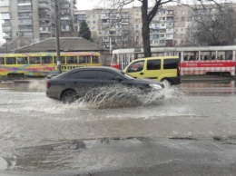 В Одессе из-за прорыва водопровода затопило дорогу