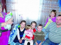 Ведро борща и шесть буханок хлеба. Украинка, родившая 19-го ребенка, рассказала о жизни семейства