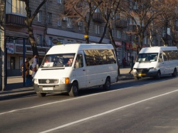 В Запорожье водитель отказался ехать дальше из-за льготницы и высадил всех пассажиров из маршрутки