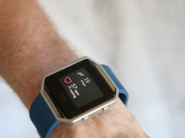 Появились снимки новых умных часов Fitbit Versa 2
