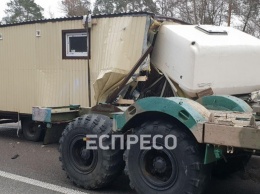Под Киевом столкнулись грузовик и военный тягач