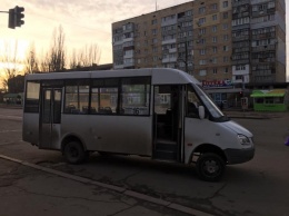 В Николаеве горожане жалуются на водителей маршруток №16, которые «оккупировали» перекресток