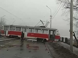 В Донецке трамвай сошел с рельс и чуть не упал с моста