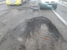 На киевской трассе заделали коварную яму-ловушку