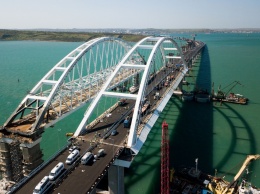 Крымский мост на грани краха: "гремят взрывы", ситуация катастрофическая