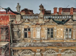 Балконы и новая крыша: смотри, как реконструируют дом Руссова в Одессе