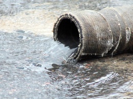 Прорыв водопровода в Одессе: движение парализовано, очереди к бюветам и злые горожане (фото)