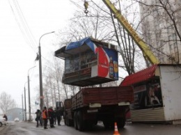 В Днепре продолжают демонтировать незаконные киоски