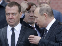 Медведев стал посмешищем после конфуза с лифтом: «Унесло в неведомую даль, видео