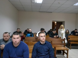Суд оставил под домашним арестом болельщиков, которые избили одесских патрульных: пострадавший лейтенант намерен судиться с управлением патрульной полиции