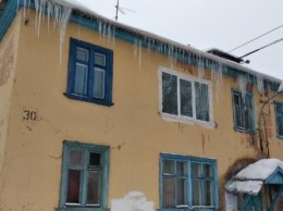 Вологда снова отличилась: Сосульки и снег с крыш предлагают сбивать самим жильцам - лыжами