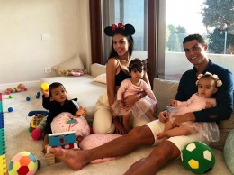 Криштиану Роналду отметил день рождения с Джорджиной Родригес и детьми