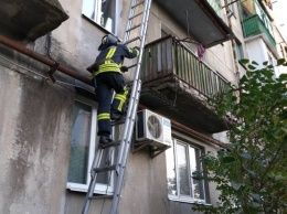На Николаевщине спасатели помогли пенсионерке, которая упала дома и не могла встать
