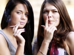 Ученые выяснили, почему женщинам тяжелее бросить курить