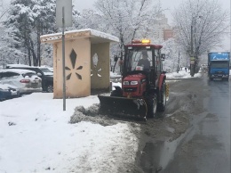 На улицы Киева вывели спецтехнику