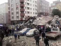 Обрушение многоэтажки в столице: стены падали прямо на людей, видео