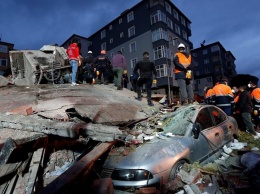 Момент обрушения восьмиэтажного дома в Стамбуле попал на видео