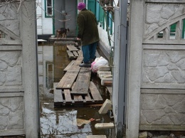 На левом берегу затопило дворы и подвалы: воду откачивают спасатели