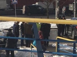 В Киеве водитель элитного авто прятался от вооруженных грабителей в банке