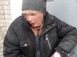 В Запорожье средь бела дня на сотрудницу детсада напал мужчина