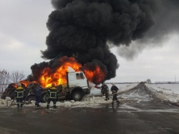 В Полтавской области автоцистерна слетела в кювет и загорелась: жуткие фото аварии