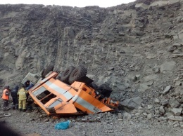 В России КамАЗ с шахтерами упал с обрыва, погибли 6 человек, еще 16 пострадали. Фото