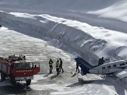 На курорте в Альпах самолет врезался в сугроб