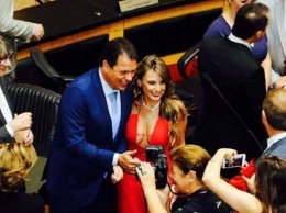 "Вот так номер!": известная сенаторка ошеломила сексуальным нарядом на официальном мероприятии