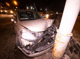 В Киеве на Троещине пьяный водитель Nissan с девушкой-пассажиром влетел в столб