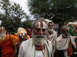 В Индии от отравления алкоголем погибли десятки человек
